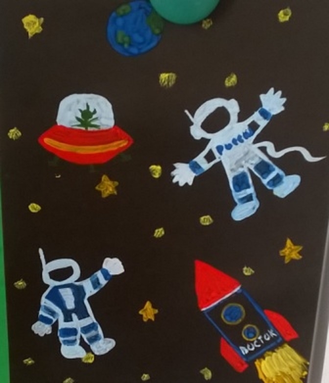 Выставка рисунков ко дню космонавтики название